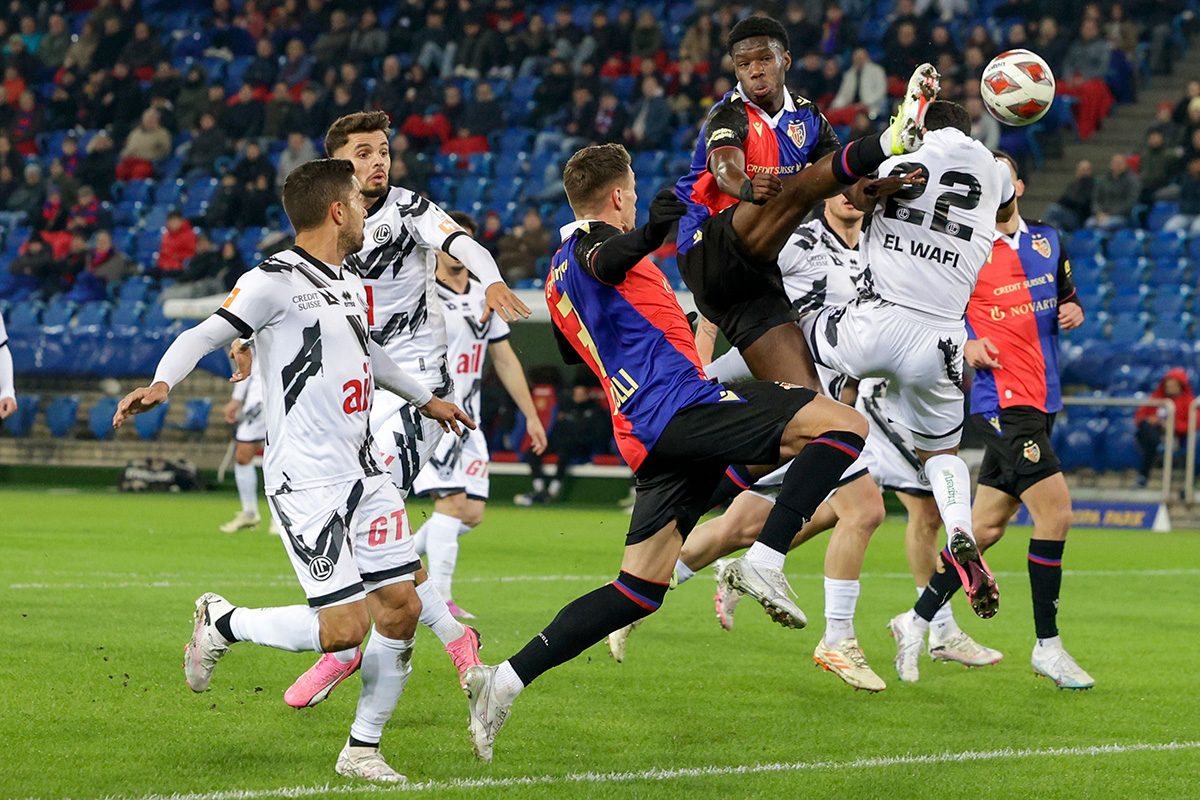 03.02.2024; Basel; Fussball Super League - FC Basel - FC Lugano; Yusuf Demir (Basel) gegen Kreshnik Hajrizi und Ayman El Wafi (Lugano) (Marc Schumacher/freshfocus)