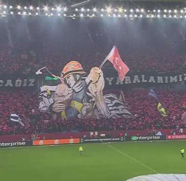 Bei Trabzonspor gegen Basel: Choreo für Erdbeben-Hilfskräfte geht unter die Haut