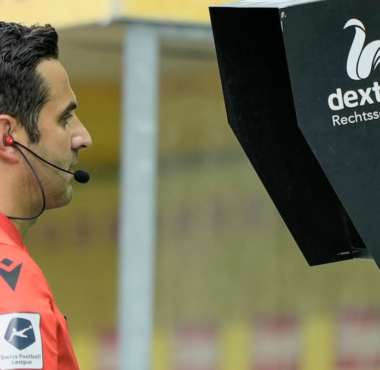 Schiri-Chef steht Kollegen bei: VAR-Entscheide sorgen für rote Köpfe