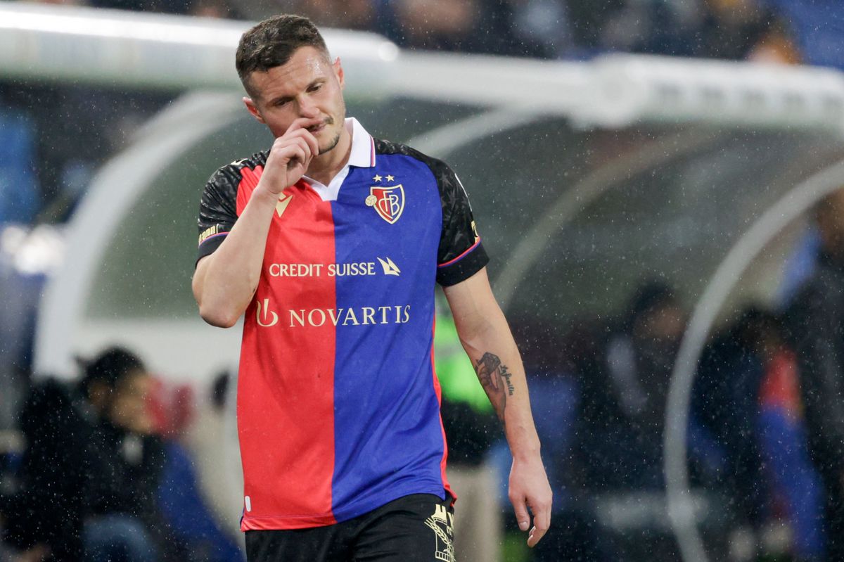 Spätestens bei seinem Abgang wirkt Taulant Xhaka so, als wisse er, dass die Rote Karte alternativlos war.