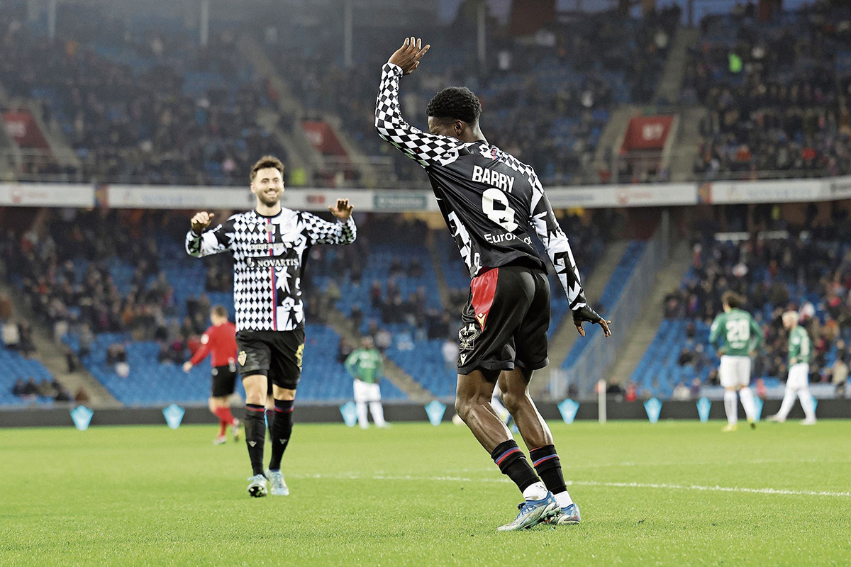 Thierno Barry setzt nach seinem Treffer zum 1:0 zum Tanz im neuen FCB-Fansachtsshirt an – und reisst alle mit.