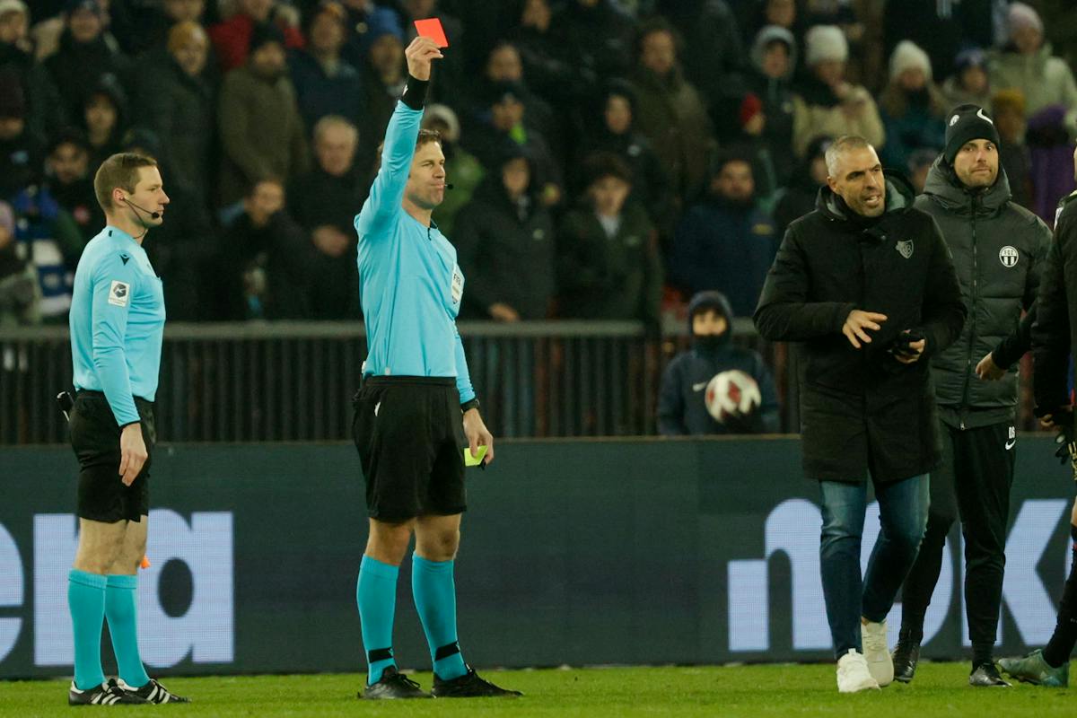 Schiedsrichter Lukas Fähndrich zeigt Trainer Fabio Celestini die Gelb-Rote Karte.