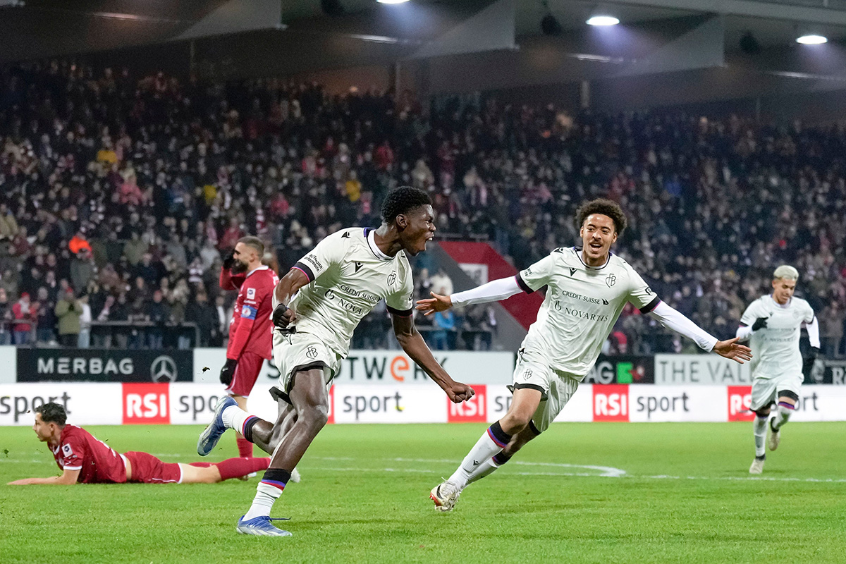 Torschütze Thierno Barry (links) und der in die Startelf gespülte erst 16-jährige Verteidiger Marvin Akahomen bejubeln das frühe 1:0 für den FC Basel.