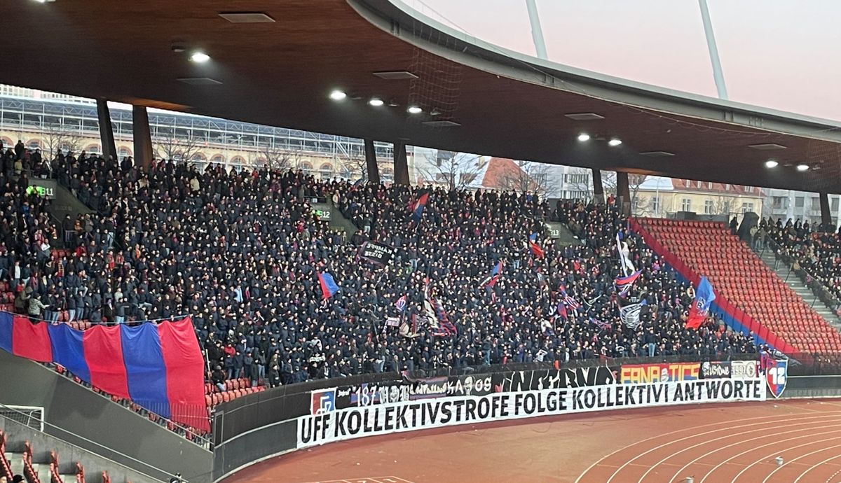 Der Basler Fansektor kurz nach Anpfiff.