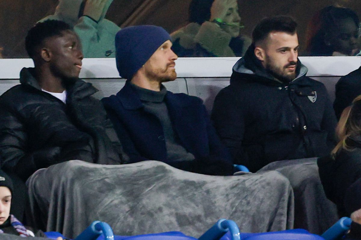 Emmanuel Essiam, Michael Lang und Neuzugang Albian Ajeti (von links) nehmen auf der Tribüne Platz.