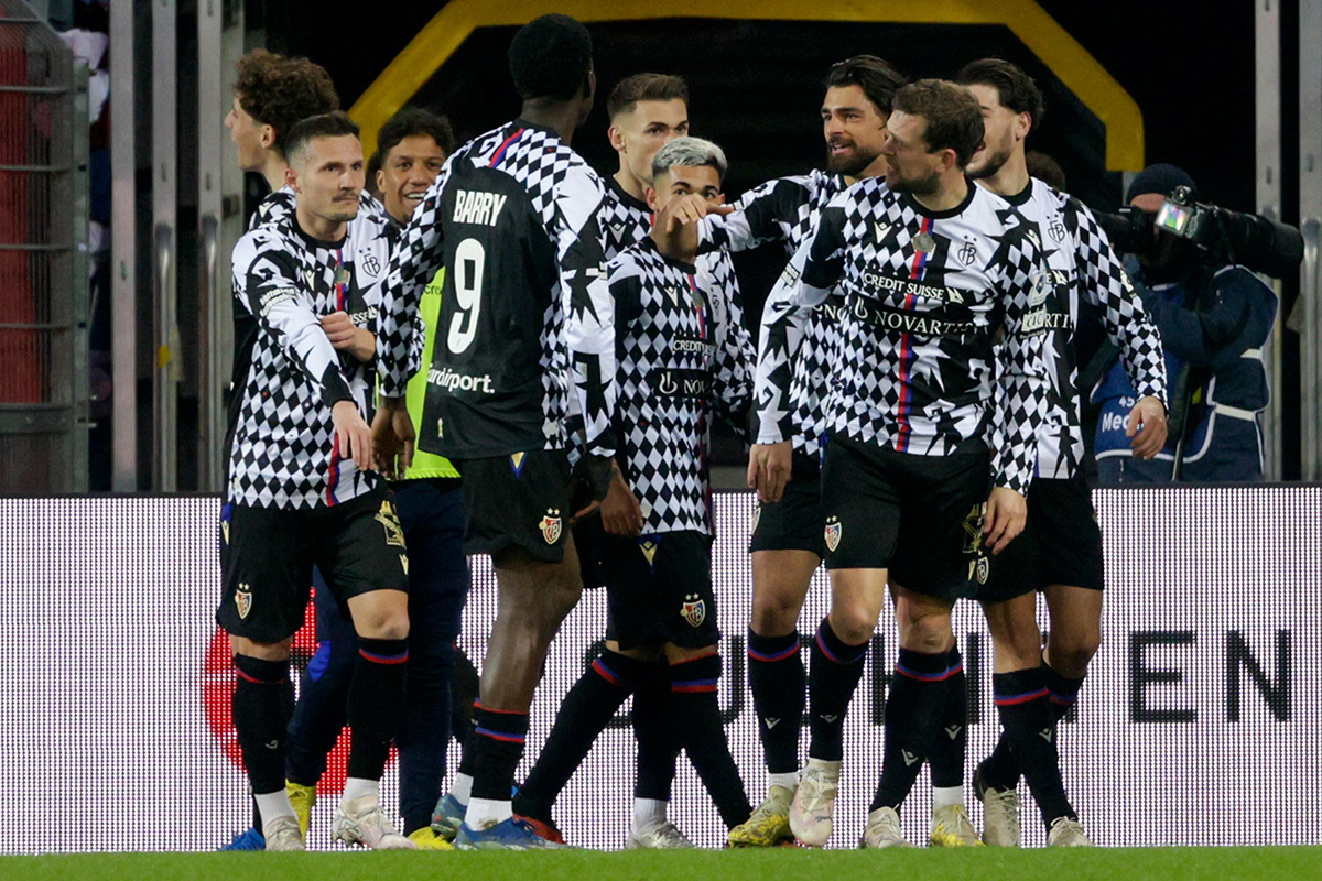Basler Kollektiv: Die Mitspieler feiern mit Torschütze Thierno Barry den Sieg gegen St. Gallen.
