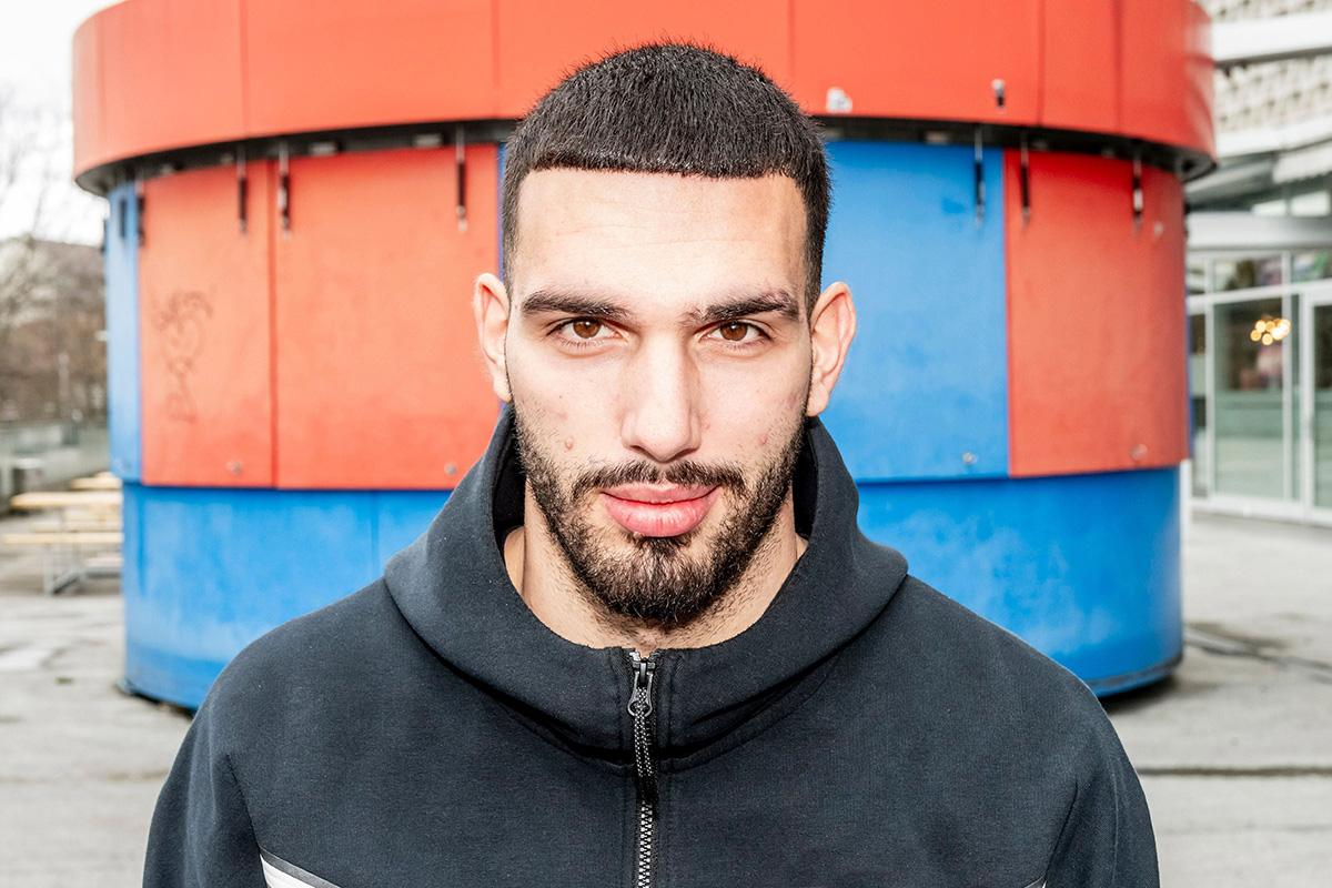 Früher war Adrian Barisic Flügelspieler, dann Rechtsverteidiger, heute ist er Innenverteidiger. Seit Sommer 2023 ist er beim FCB unter Vertrag.