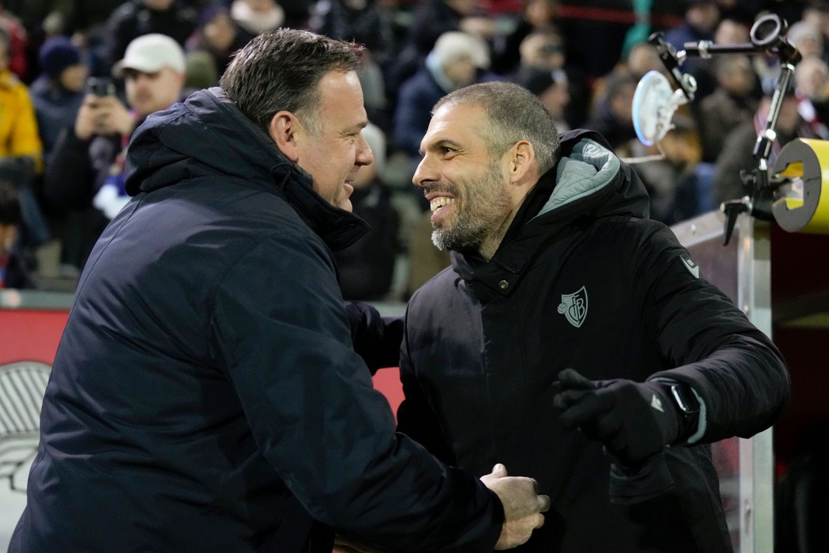 Patrick Rahmen und Fabio Celestini (links) beim Spiel zwischen Winterthur und Basel am Dienstagabend.
