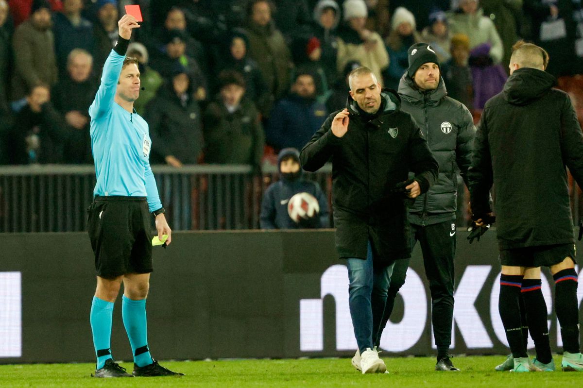 Nach dem Schlusspfiff sieht FCB-Trainer Fabio Celestini die Gelb-Rote Karte, weil er sich bei Schiedsrichter Lukas Fähndrich über die erste Verwarnung gegen Roméo Beney beschwert.