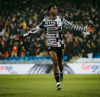 Wähle den «Man of the Match» auf unserem WhatsApp Channel