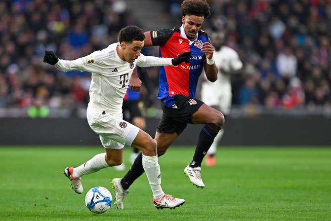 Bayerns Jamal Musiala behauptet den Ball gegen Renato Veiga.