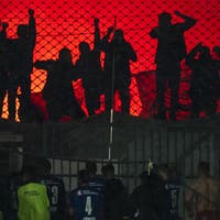 Gewalt nach FCB-Spiel: drei Sicherheitskräfte schwer verletzt, Untersuchungshaft für zwei Fans beantragt
