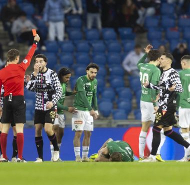 FCB siegt trotz Unterzahl: Veiga mit rüdem Foul, dann trifft Barry