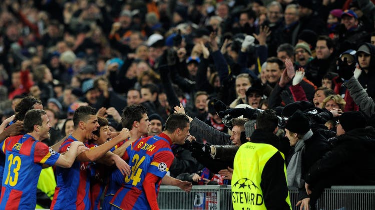 Basel feiert den bisher einzigen Sieg des FCB über den FC Bayern München im Champions-League-Achtelfinal und den Torschützen Valentin Stocker (Zweiter von rechts).