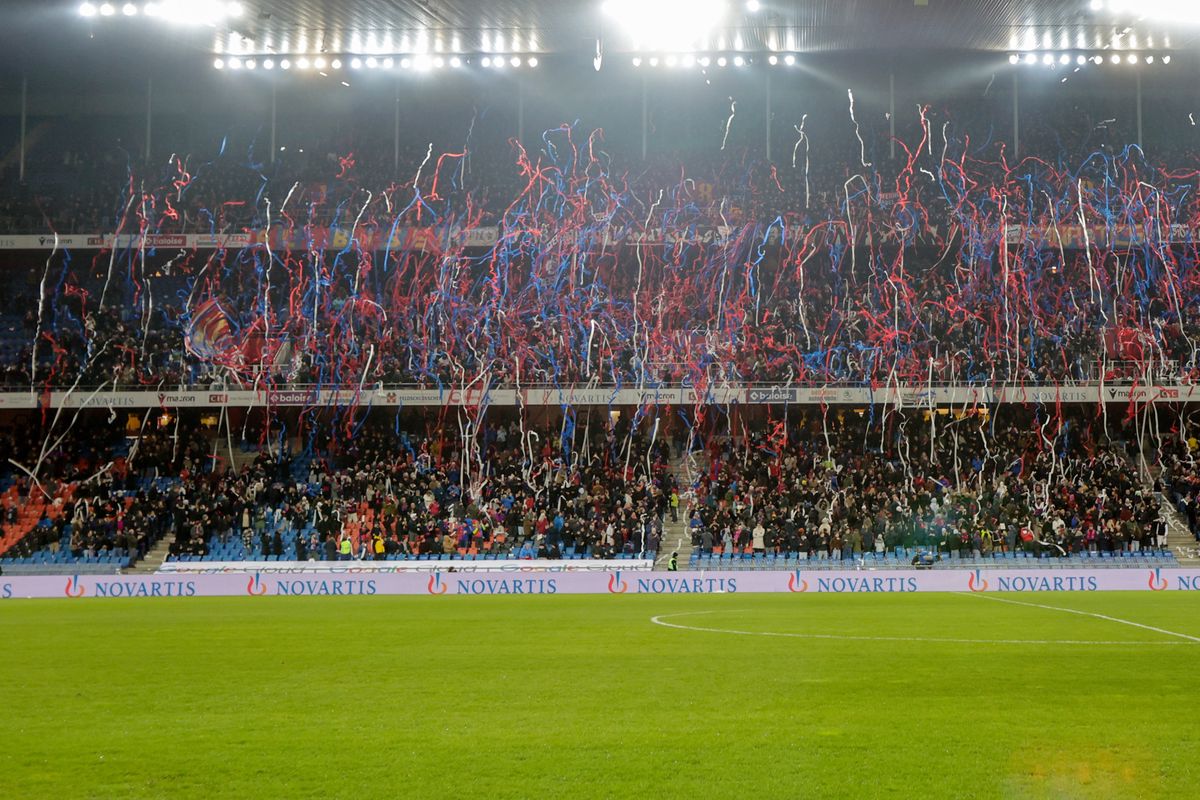 Stimmung aus ungewohntem Sektor: Die Hardcore-Anhänger des FC Basel platzierten sich am Samstag in die normalerweise verwaiste Galerie um.
