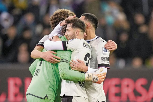 Das Team weiss, dass es sich nach dem 1:0 über Luzern beim herausragenden Marwin Hitz bedanken muss.
