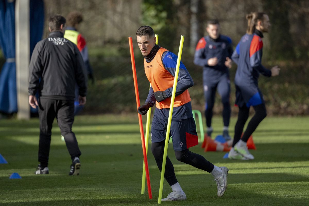 Benjamin Kololli im ersten Training mit dem FC Basel, bei dem er einen Vertrag bis Ende Juni 2025 unterschrieben hat.