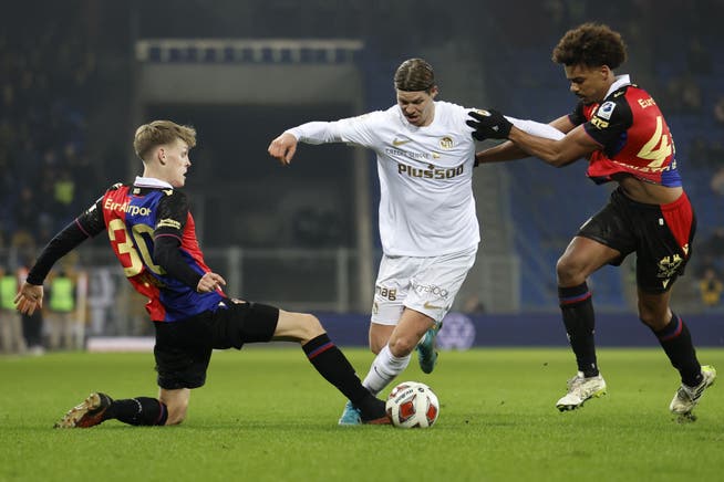 Oft zu zweit gegen einen Berner:: Der FC Basel besticht am Samstagabend gegen YB mit Kollegialität.
