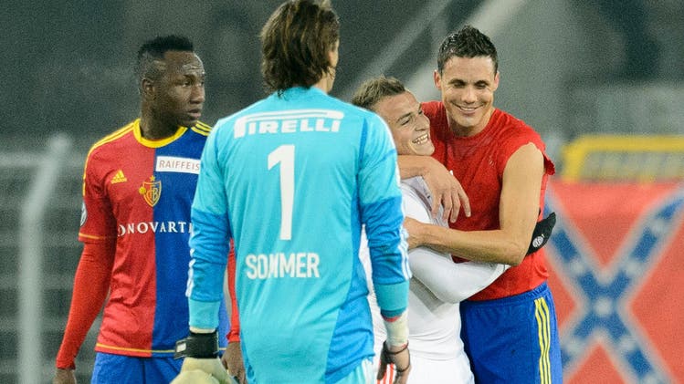 Als der Präsident noch selbst mitmischte: David Degen mit dem damals schon in Diensten der Bayern stehenden Xherdan Shaqiri im Arm beim Freundschaftsspiel im Januar 2013. Links Jacques Zoua.